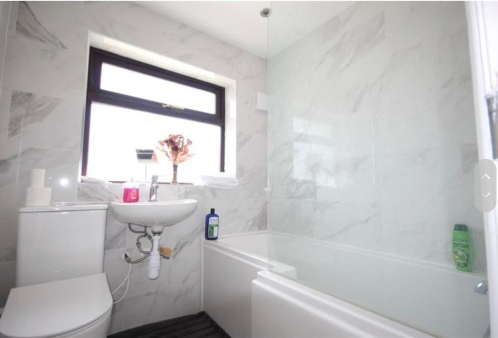 12 Minutes To Central London Kings Cross, 6 Minutes Walks To The Train Station - Free Parking 3 Bed 2 Bath Fully Refurbished Flat No Party Or Gathering Allowed Exteriör bild